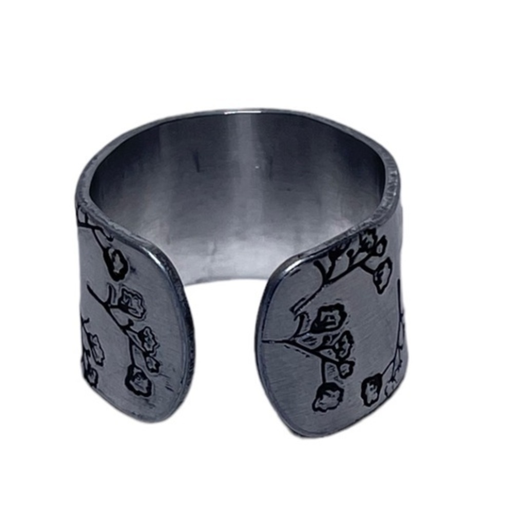 Handmade 8 stamped floral silver adjustable hypoallergenic wide cuff ring - Picture 3 of 7